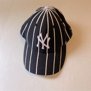 Yankees Baseball Cap, Black with White Stripes, adjustable sizing, Unisex
